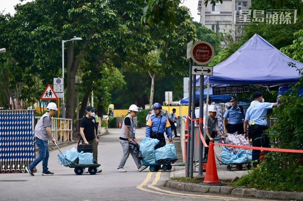大埔宏福苑七幢受火樓宇居民今日(4月20日)起至5月4日分批返回單位執拾。 大埔宏福苑七幢受火樓宇居民今日(4月20日)起至5月4日分批返回單位執拾。