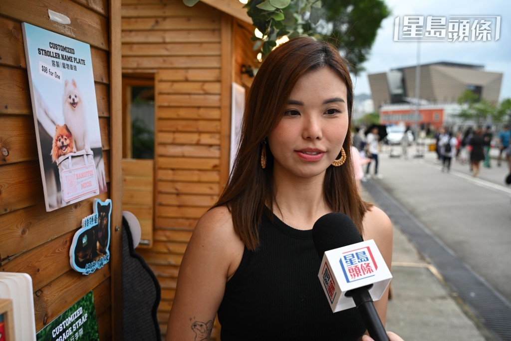檔主李小姐的攤位主打寵物訂製精品，包括手機殼、行李袋及小擺設等，她相信不少市民會帶寵物到西九遊玩，預計假期期間生意不俗。