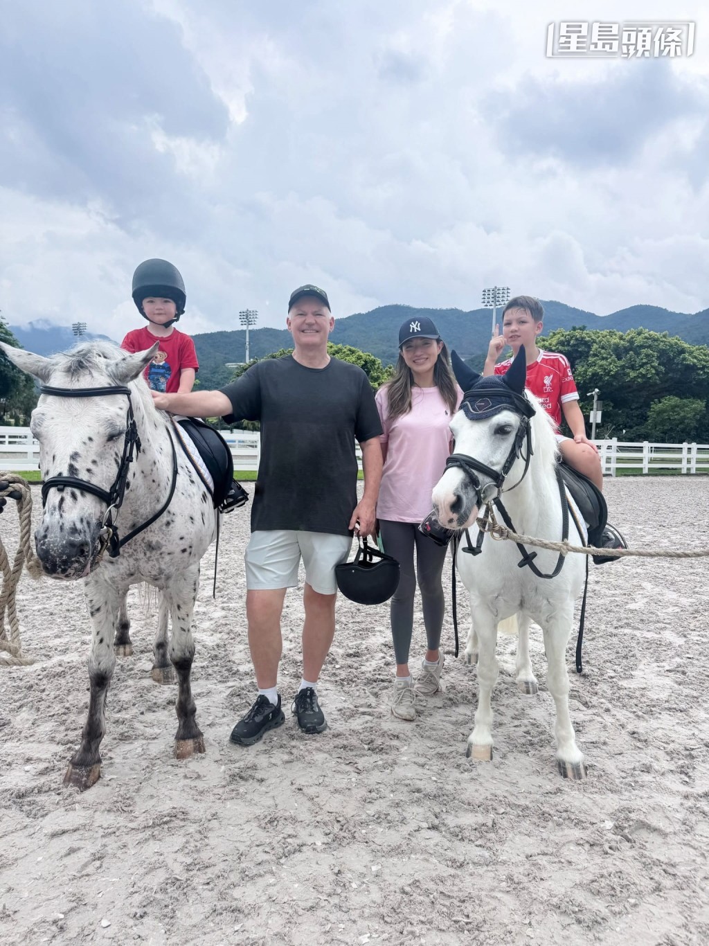 贺贤和太太李姿敏带同两位儿子Hunter和Harvey，一家四口参与「小马大本营」。