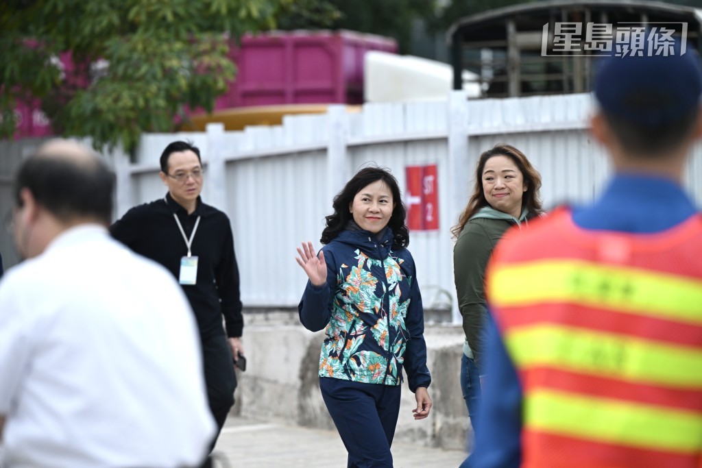 新任運輸入物流局局長陳美寶到特別巴士及的士上落區視察。鍾健華攝 新任運輸入物流局局長陳美寶到特別巴士及的士上落區視察。鍾健華攝