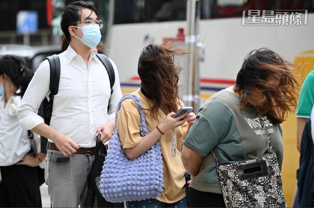 市民于强风下等巴士。钟健华摄