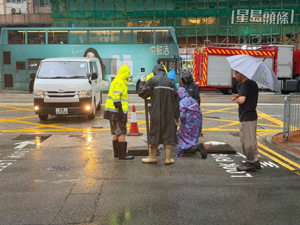 水務署人員在場善後。梁國峰攝 水務署人員在場善後。梁國峰攝