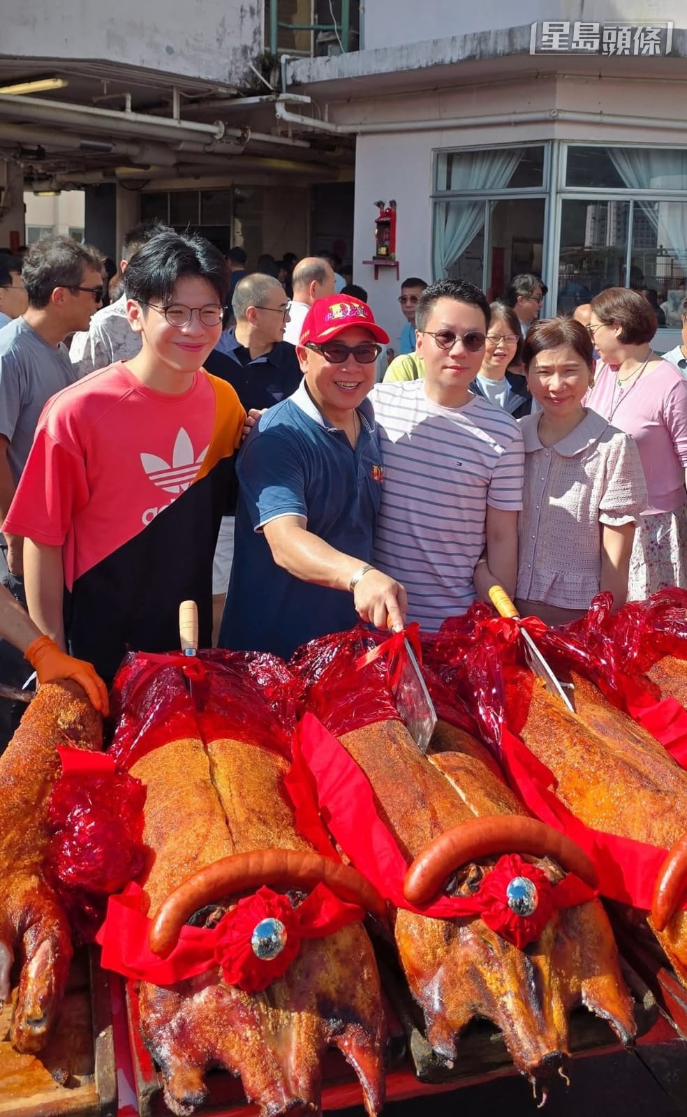 叶厩暑假举行拜神仪式，谭健业 (右二) 都有出席，祈求马运亨通，相信一众俊晖马主团体成员都希望马儿今场在谷草一哩取得突破表现。