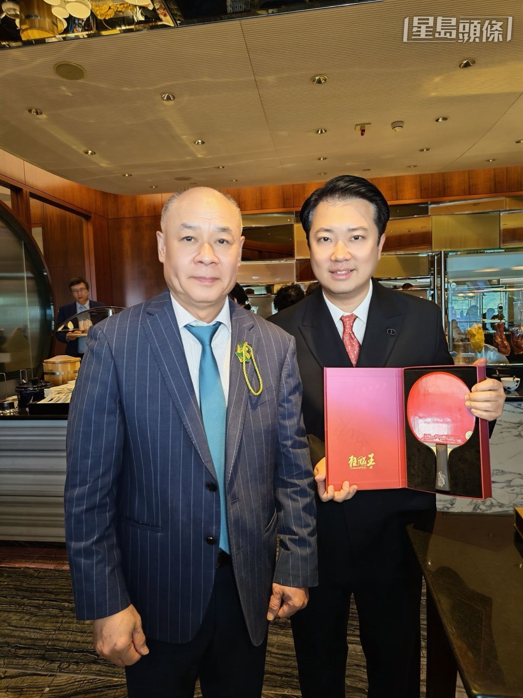 「安」系馬主王賢訊 (右) 日前分享他和體壇風物人物前中國體操王子李寧 (左) 的合照,更拿到李寧的親筆簽名紅雙喜直板。相片來源:馬主王賢訊ig 「安」系馬主王賢訊 (右) 日前分享他和體壇風物人物前中國體操王子李寧 (左) 的合照,更拿到李寧的親筆簽名紅雙喜直板。相片來源:馬主王賢訊ig