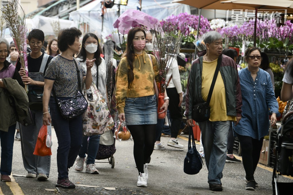 不少市民到旺角花墟買年花應節。資料圖片