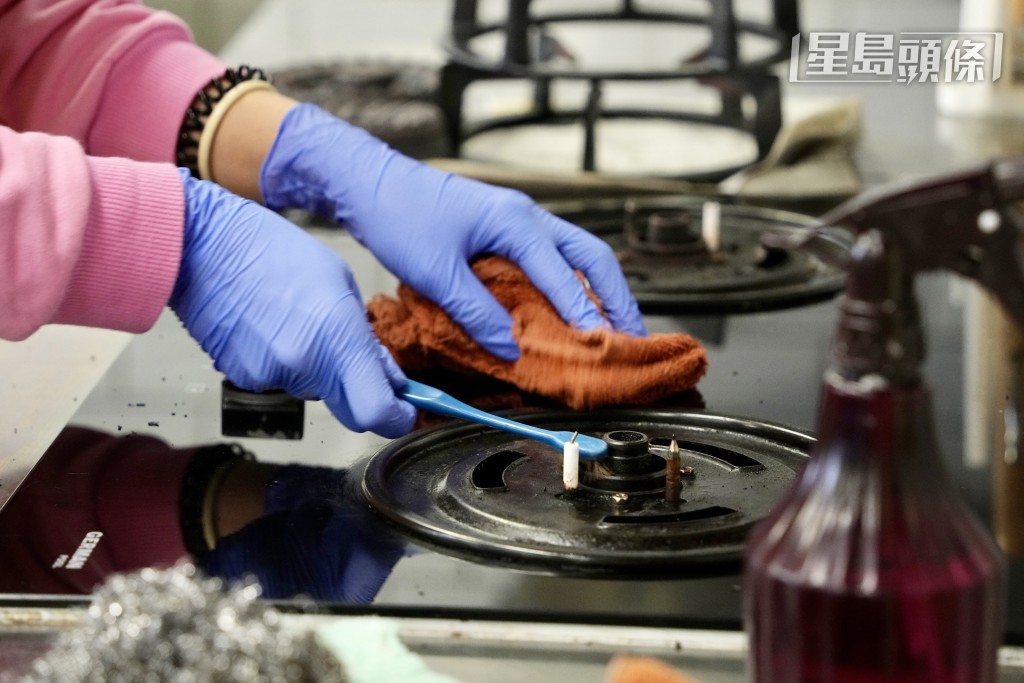 歲晚大掃除清潔時間會比較長，亦會專門針對一些長者難清潔的位置打掃。資料圖片