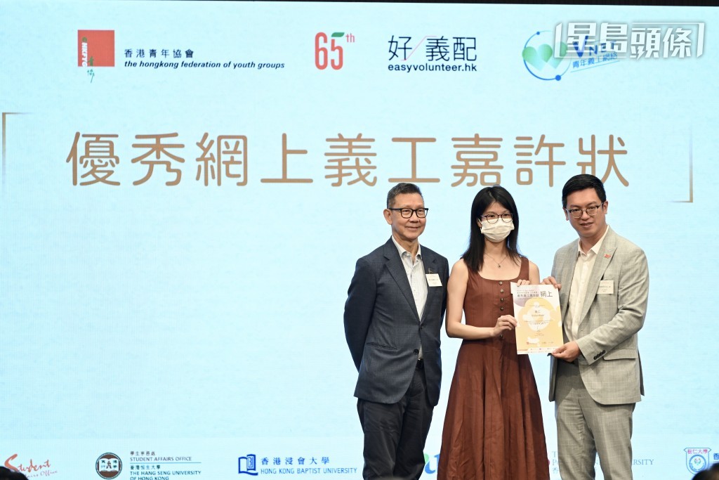 何啟明(右)表示,夏季將至,提醒地盤工友要多喝水,呼籲僱主為員工安排充足休息時間。 何啟明(右)表示,夏季將至,提醒地盤工友要多喝水,呼籲僱主為員工安排充足休息時間。