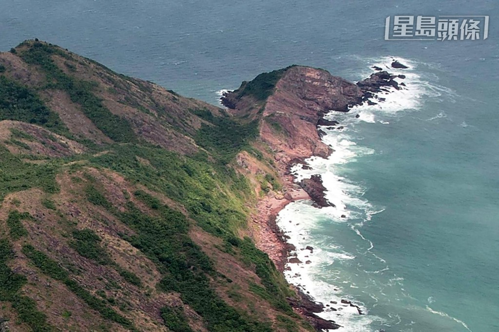 「恐龍島」在風浪拍打下，岸邊掀起白頭浪。