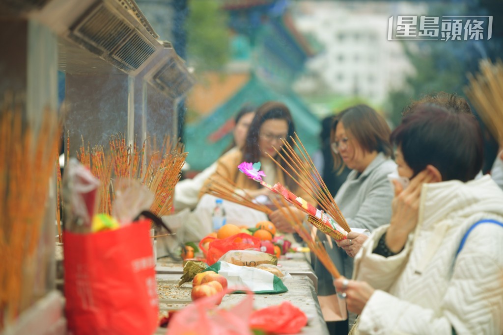 因應新春期間人流眾多,黃大仙祠實施單向參神路線及人潮管制措施。資料圖片 因應新春期間人流眾多,黃大仙祠實施單向參神路線及人潮管制措施。資料圖片