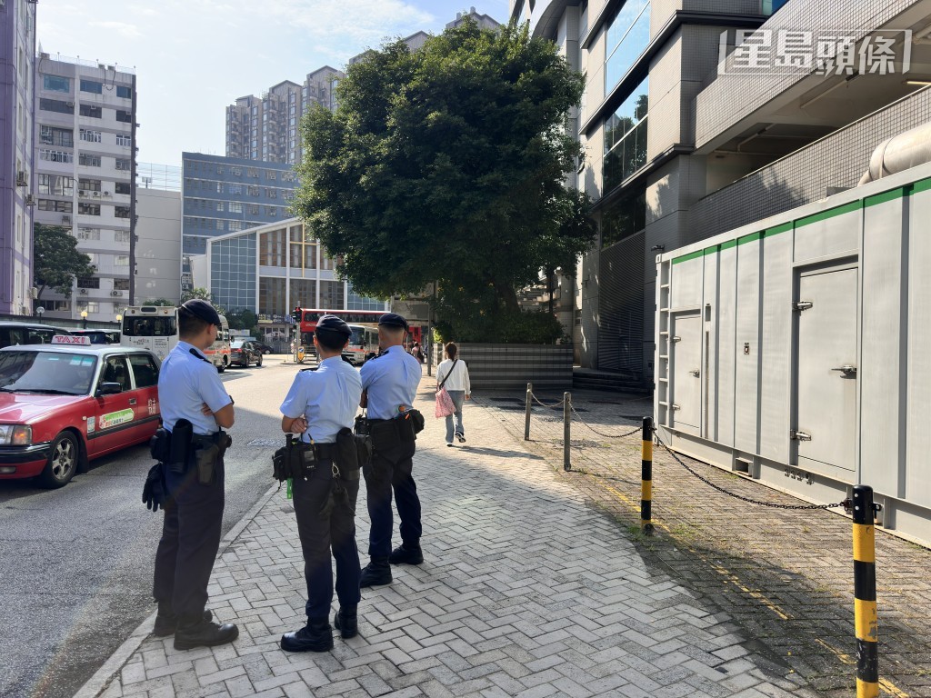 法院大樓外有警員。梁國峰攝