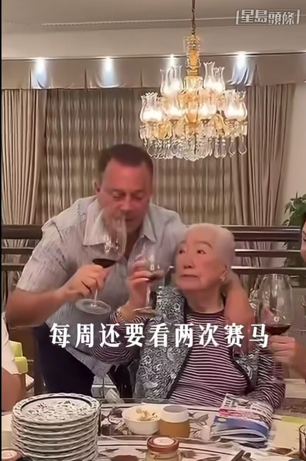 方嘉柏 (左) 亦獲邀出席,和余老太碰杯,互相祝福對方,場面感人溫馨。相片截圖來源: 謝玲玲IG@hlingling 方嘉柏 (左) 亦獲邀出席,和余老太碰杯,互相祝福對方,場面感人溫馨。相片截圖來源: 謝玲玲IG@hlingling