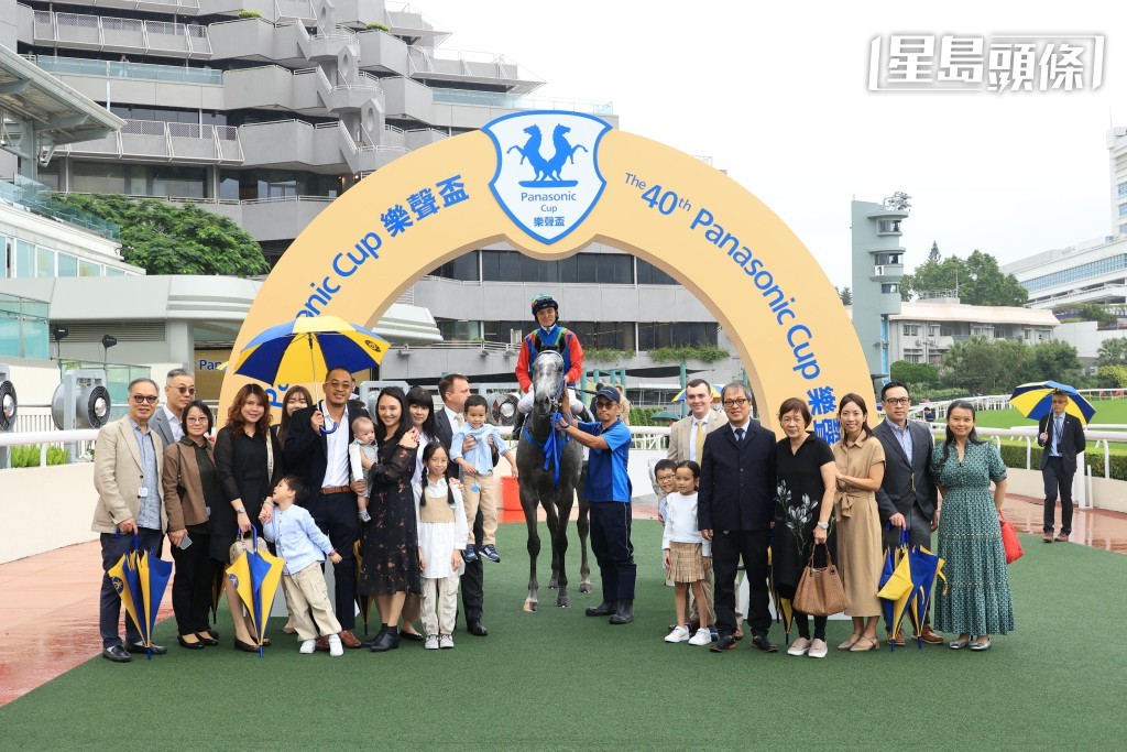 黃智弘在頭場四班條件限制賽,策騎方廄「鈦易搵」大熱贏馬。 黃智弘在頭場四班條件限制賽,策騎方廄「鈦易搵」大熱贏馬。