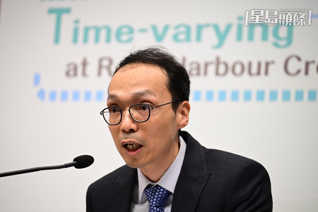 李浩天指司機可從三條過海隧道來回方向的收費點附近增設的隧道費顯示屏，得悉當時正收取的隧道費。陳極彰攝