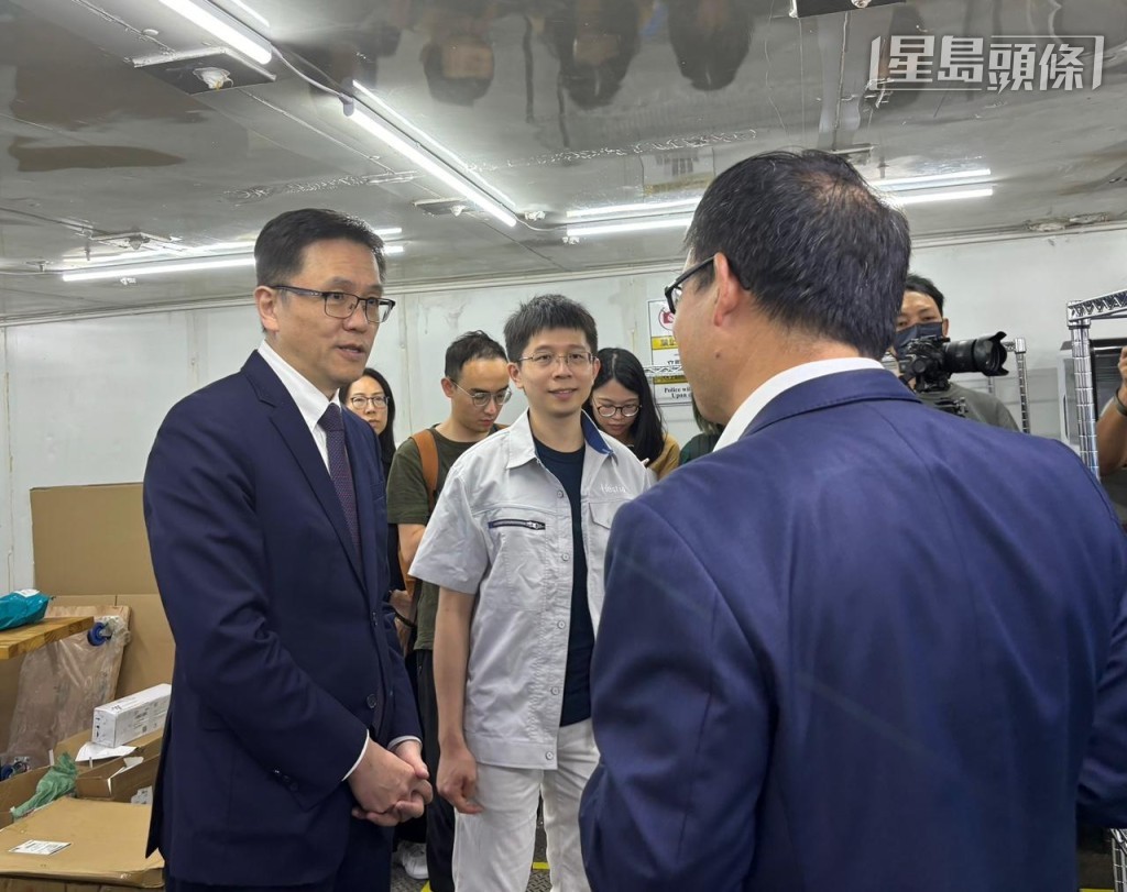 孫東參觀香港大學初創企業燧氏科技生產工廠。