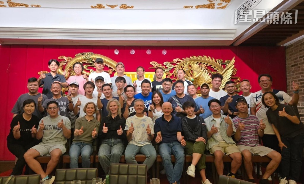 廖康銘日前在馬季開鑼戰前宴請馬房員工晚宴,各人不但大擦一餐,還把酒言歡, 廖康銘日前在馬季開鑼戰前宴請馬房員工晚宴,各人不但大擦一餐,還把酒言歡,