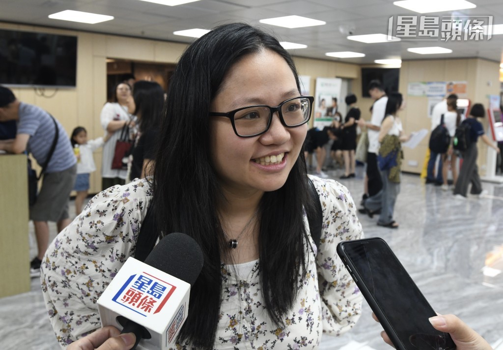 廖小姐帶著首次來香港的女兒申請證件。何君健攝 廖小姐帶著首次來香港的女兒申請證件。何君健攝