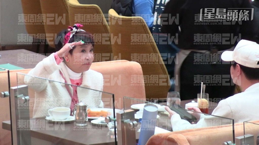 狄波拉被捕捉到與張與辰在中環置地廣場食飯時全程傾囊相授。《東周刊》圖片