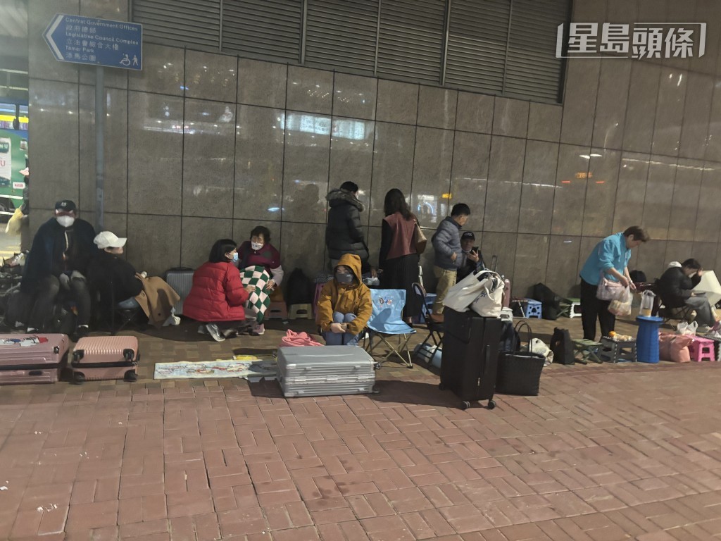 金鐘道排隊處有不少人以椅子、紙皮等雜物霸佔位置，「以凳代排」。