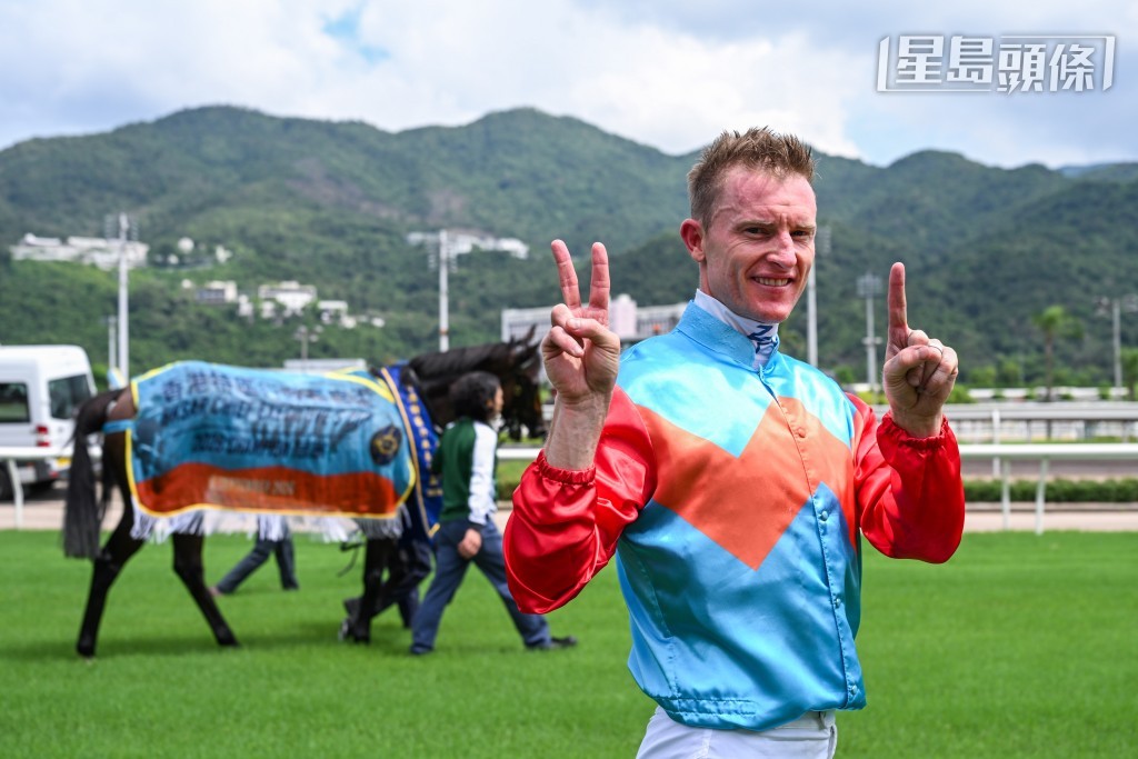 潘頓第十九次夥拍「嘉應高昇」贏得頭馬,賽後興奮祝捷。 潘頓第十九次夥拍「嘉應高昇」贏得頭馬,賽後興奮祝捷。