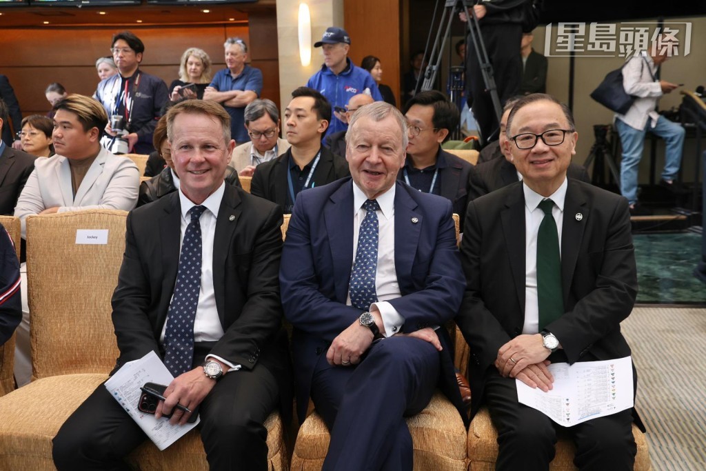 馬會主席廖長江 (右)、行政總裁應家柏（圖中）及賽馬事務執行總監夏定安 (左)，分別為四場指定賽事的馬匹，以電腦分配騎師。