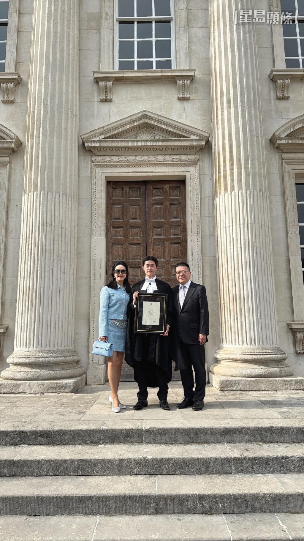 林氏伉儷最近親自前往英國劍橋大學,出席Edward的碩士畢業典禮。 林氏伉儷最近親自前往英國劍橋大學,出席Edward的碩士畢業典禮。