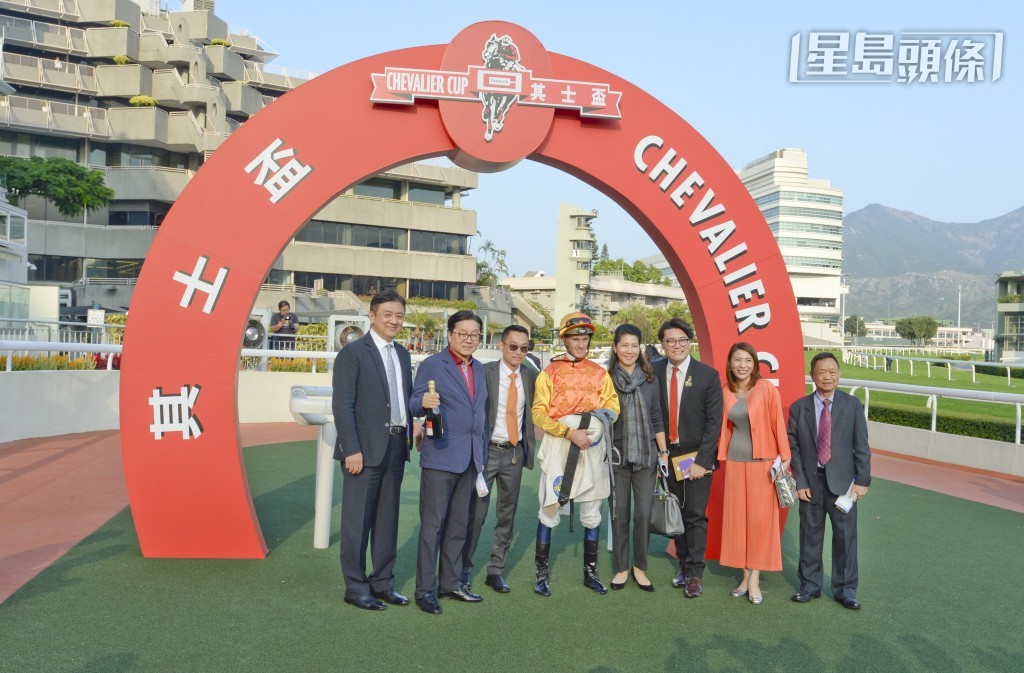 「穿甲」系馬主席家宜 (左二) 今季養馬運不錯。