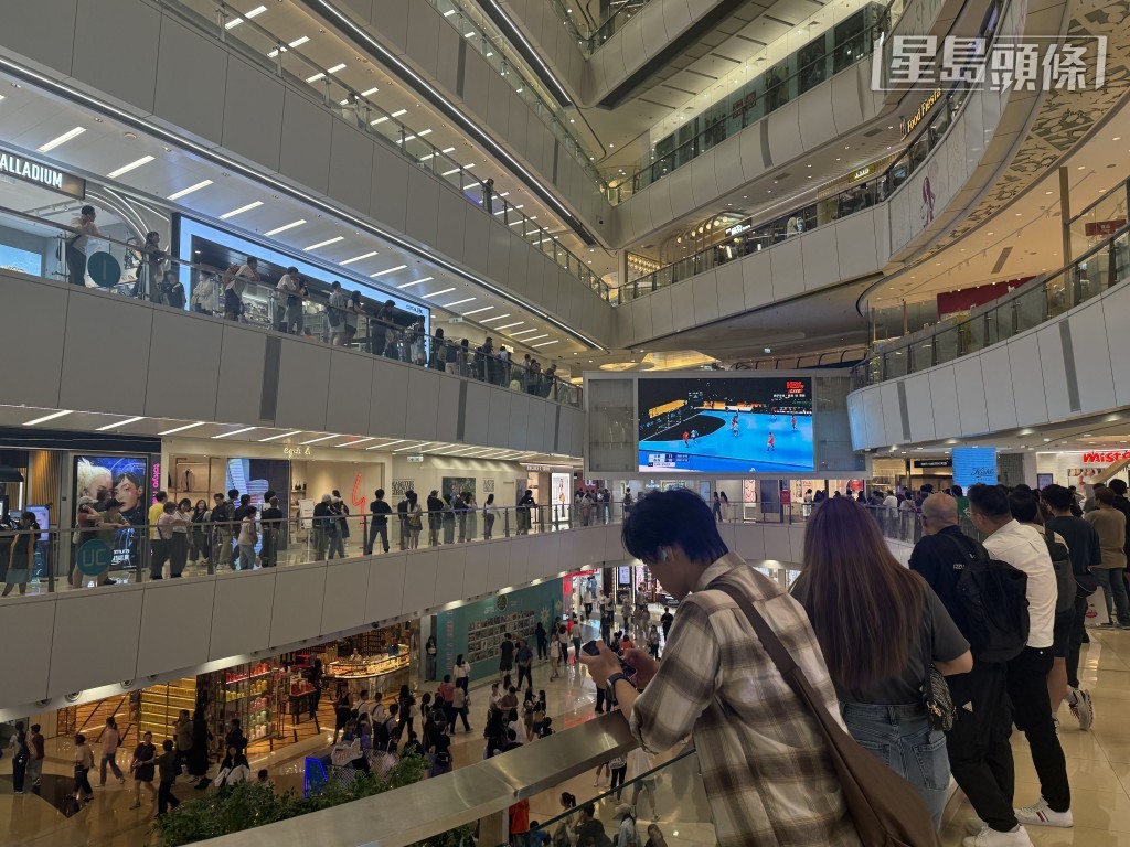 有市民認為在商場觀看賽事直播,氣氛很好。 有市民認為在商場觀看賽事直播,氣氛很好。