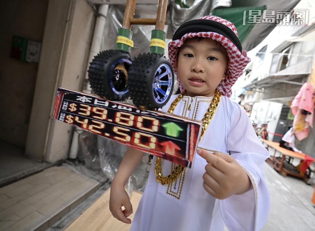 「高不可攀」巧妙地用木梯、車輪包裹「色梗」,代表油價節節上升;色芯扮演中東油王和入油員。 「高不可攀」巧妙地用木梯、車輪包裹「色梗」,代表油價節節上升;色芯扮演中東油王和入油員。