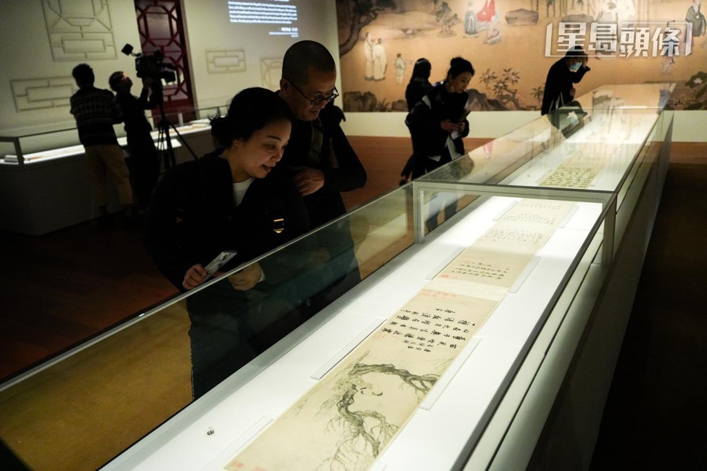 是次展覽的81套作品分四期展出,每期展出約20套名品。吳艷玲攝 是次展覽的81套作品分四期展出,每期展出約20套名品。吳艷玲攝
