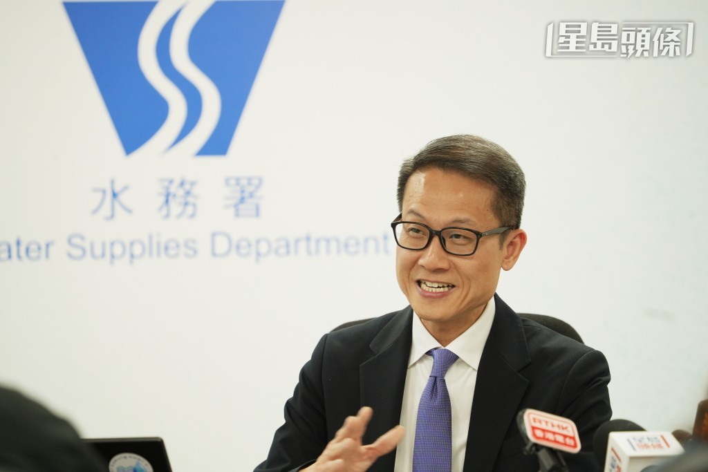 邱国鼎指检讨水费会考虑香港经济状况及市民负担能力。吴艳玲摄