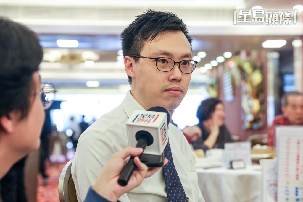 一家6口食團年飯的梁先生表示，「往年不會外出食團年飯，今年經濟較鬆動，所以到酒樓，唔想媽媽煮。」