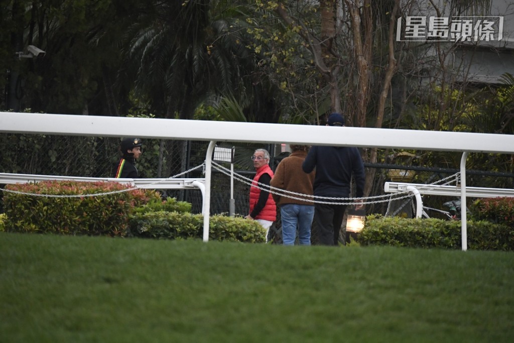 法国骑师巴度的父母今早特意前往沙田马场探班，他们到了烽火台观操一会儿后，便前往机坪，会合儿子巴度。