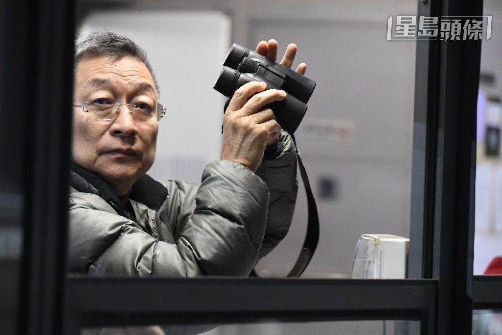 「龍傲綾羅」由何澤堯親自主試,期間威哥 (圖) 舉起望遠鏡睇實,話唔定今仗可來個大變身。 「龍傲綾羅」由何澤堯親自主試,期間威哥 (圖) 舉起望遠鏡睇實,話唔定今仗可來個大變身。