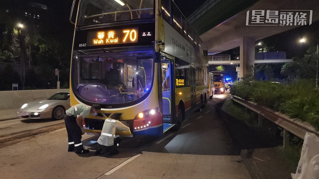 小巴疑收掣不及撞向巴士車尾。黃文威攝