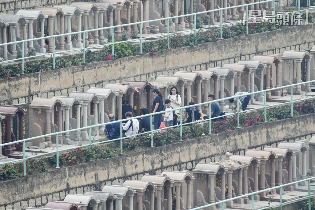 記者今早到將軍澳永遠華人墳場,發現已有不少市民一家大小帶齊祭品、鮮花祭祀。歐樂年攝 記者今早到將軍澳永遠華人墳場,發現已有不少市民一家大小帶齊祭品、鮮花祭祀。歐樂年攝