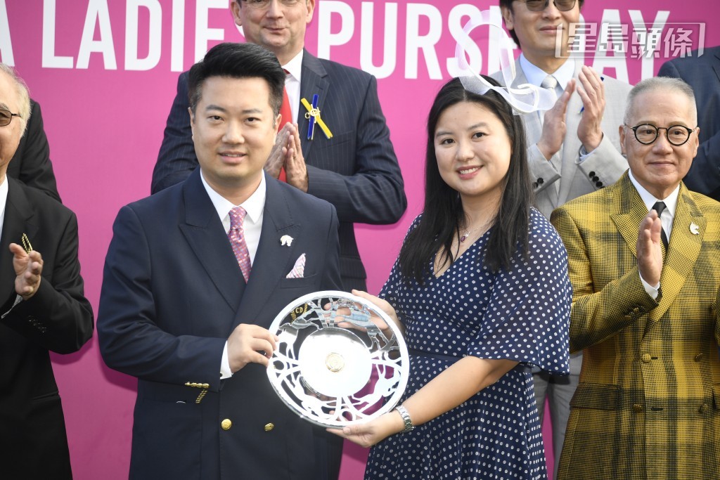 「安」系马主王贤讯 (左) 虽然贵为马主，但作风亲民贴地，不时在社交平台threads与网民互动，分享生活及赛马等的点滴，也会亲自回应网民的留言，甚受网民欢迎。