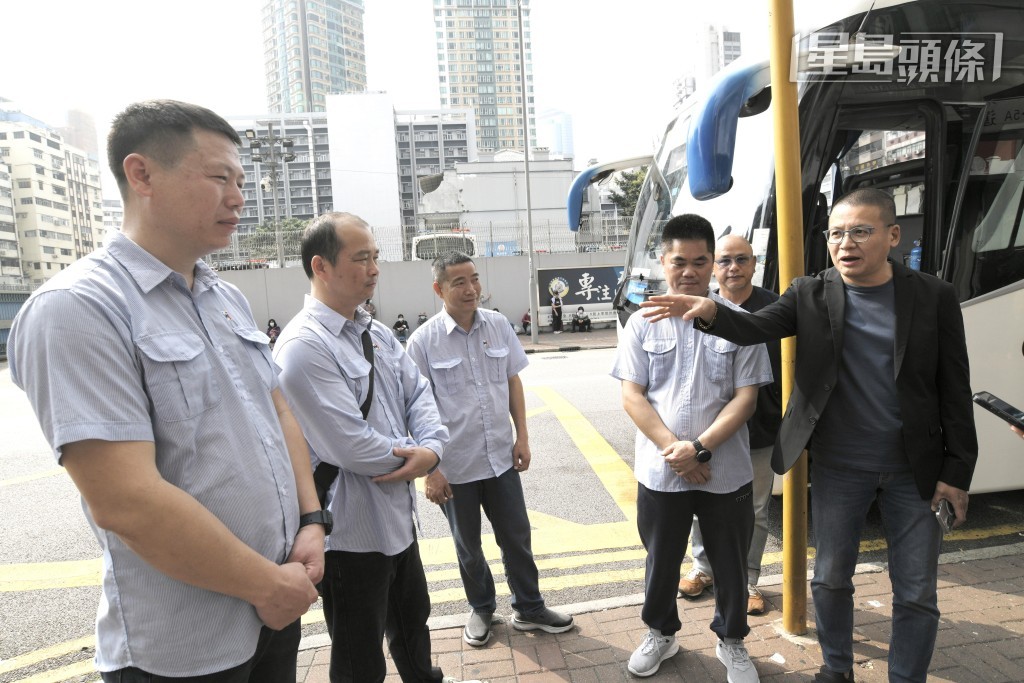 张剑平（右一）有信心跨境巴外劳司机合格率不会低。 黄伟强摄