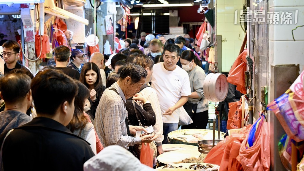 街市內人潮湧現，海鮮及蔬菜攤檔均逼滿人。