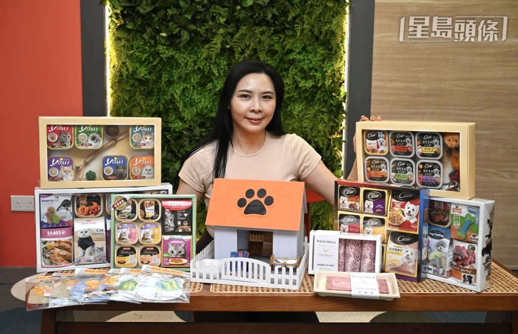 吳小姐說,不少人會購買祭品拜祭往生毛孩,一個月有約4至6單,主人「盡一份心意」便足夠。 蘇正謙攝。 吳小姐說,不少人會購買祭品拜祭往生毛孩,一個月有約4至6單,主人「盡一份心意」便足夠。 蘇正謙攝。