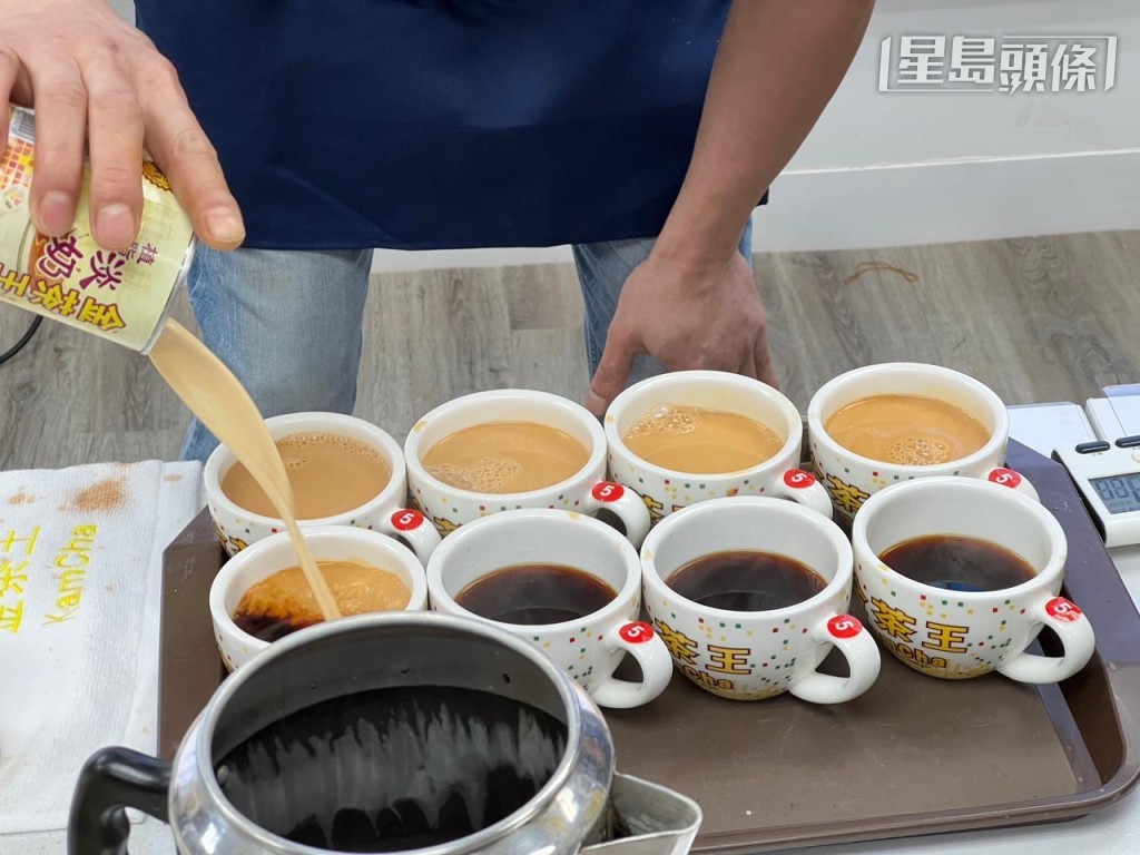 時間的掌握和茶奶調配的「黃金比例」,是一杯奶茶成功的關鍵。 時間的掌握和茶奶調配的「黃金比例」,是一杯奶茶成功的關鍵。