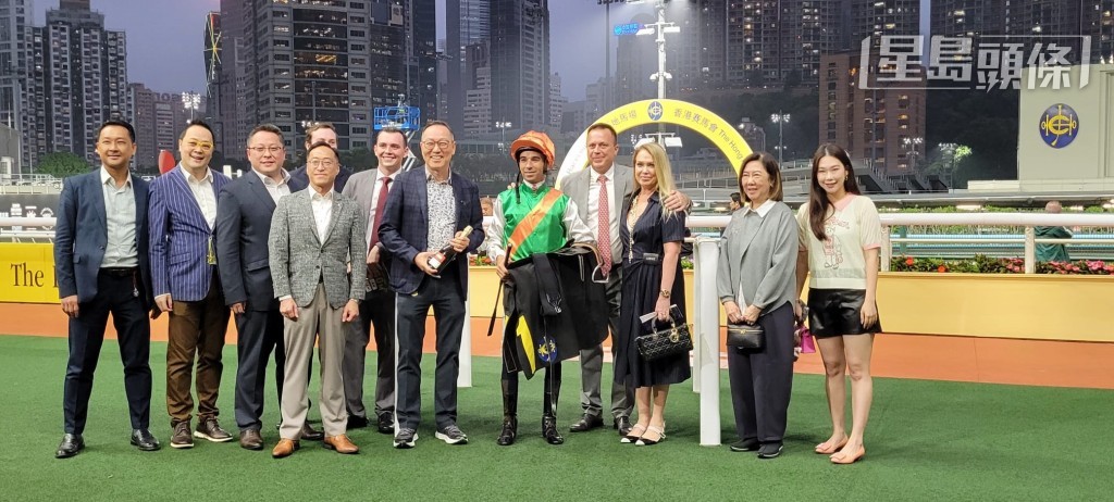 「順善寶」馬主馬漢傑 (左六) 也有在凱旋門拉頭馬。