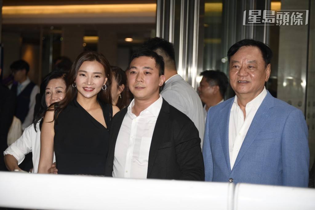  提起「久久」系馬，馬迷一定聯想起馬主何駿杰 (中) 的靚靚太太兼2007年亞姐冠軍張珮汶(左) 。