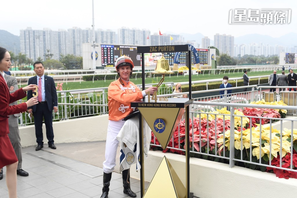 馬會亦搞搞新意思，今日開始特別在凱旋門旁邊為潘頓擺放金鐘，之後每當他贏馬便可敲鐘一下，為自己打破紀錄進行倒數！