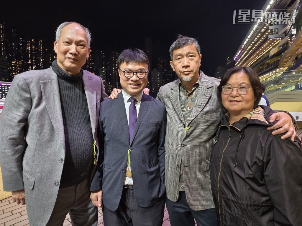 「朗日自強」團體成員包括王宗彥 (右二) 和石達傑 (左)，而這兩位馬主周六分別各自有馬出賽，相信他們會互相打氣。