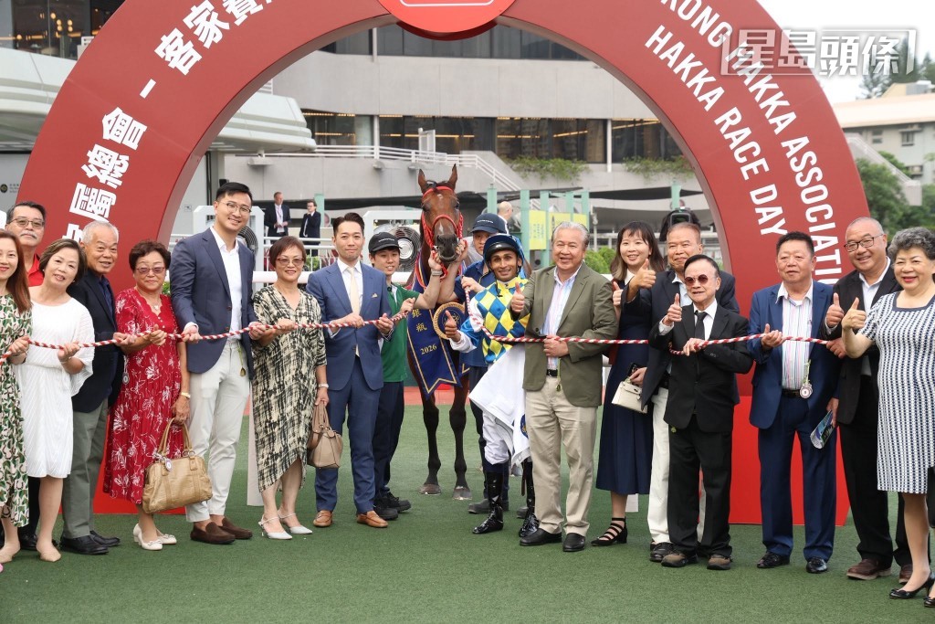 「錶」系近期養馬運不錯,早前連續兩期沙田日馬賽先後憑「錶之浩瀚」及「錶之星河」贏馬,其中後駒早前更捧走三級賽沙田銀瓶,賽後馬主楊建文和家人一起拉頭馬兼捧盃。 「錶」系近期養馬運不錯,早前連續兩期沙田日馬賽先後憑「錶之浩瀚」及「錶之星河」贏馬,其中後駒早前更捧走三級賽沙田銀瓶,賽後馬主楊建文和家人一起拉頭馬兼捧盃。