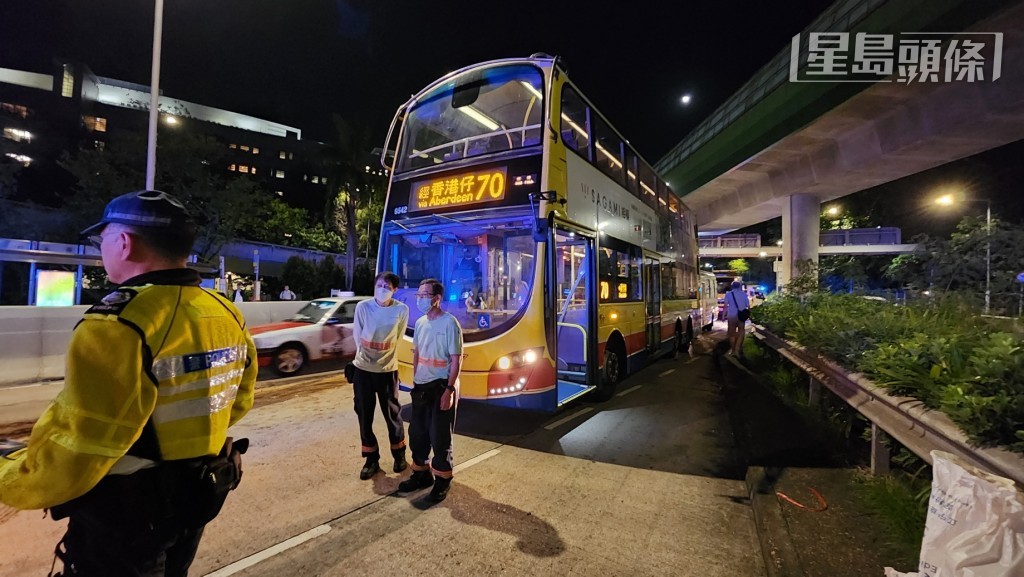 小巴疑收掣不及撞向巴士車尾。黃文威攝