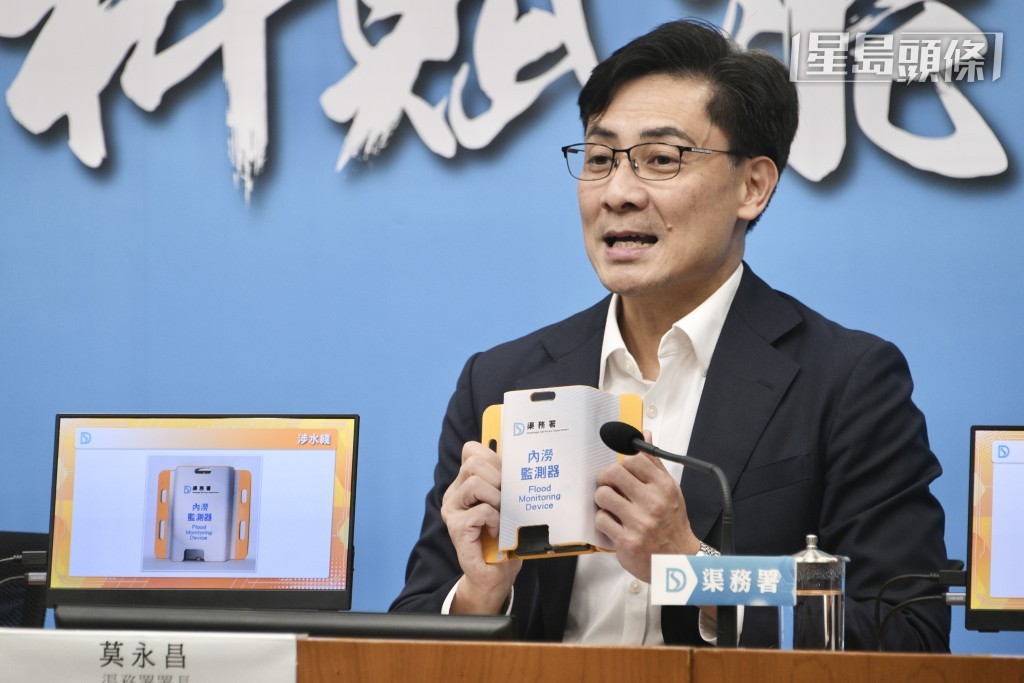 莫永昌指該署今年最新引入4部強力排水機械人，加快水浸事故處理效率。
