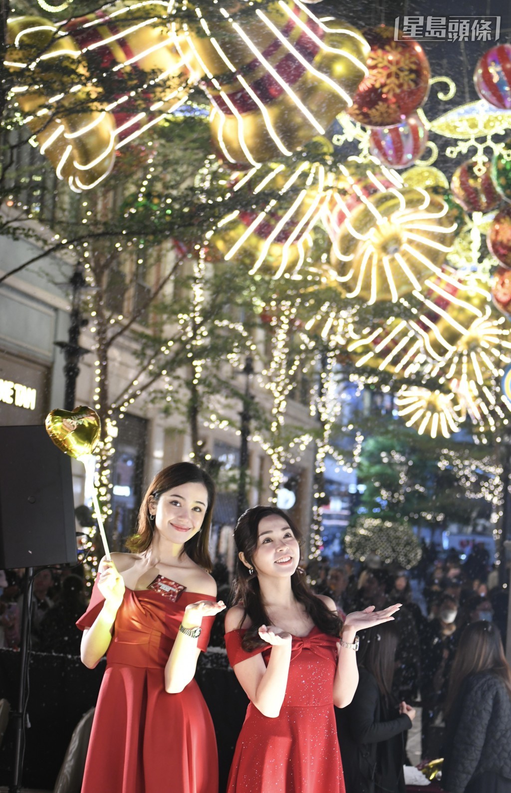 「Luminous Carnival」燈光裝置靈感源自歐洲嘉年華的繽紛奇幻,巧妙融合傳統節慶元素與現代燈光科技,締造出充滿故事感與互動魅力的視覺盛宴。 「Luminous Carnival」燈光裝置靈感源自歐洲嘉年華的繽紛奇幻,巧妙融合傳統節慶元素與現代燈光科技,締造出充滿故事感與互動魅力的視覺盛宴。