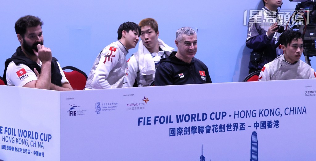 港男隊新組合，張家朗與梁千雨密斟，教練和李逸朗（右）聚精會神觀戰。陸永鴻攝