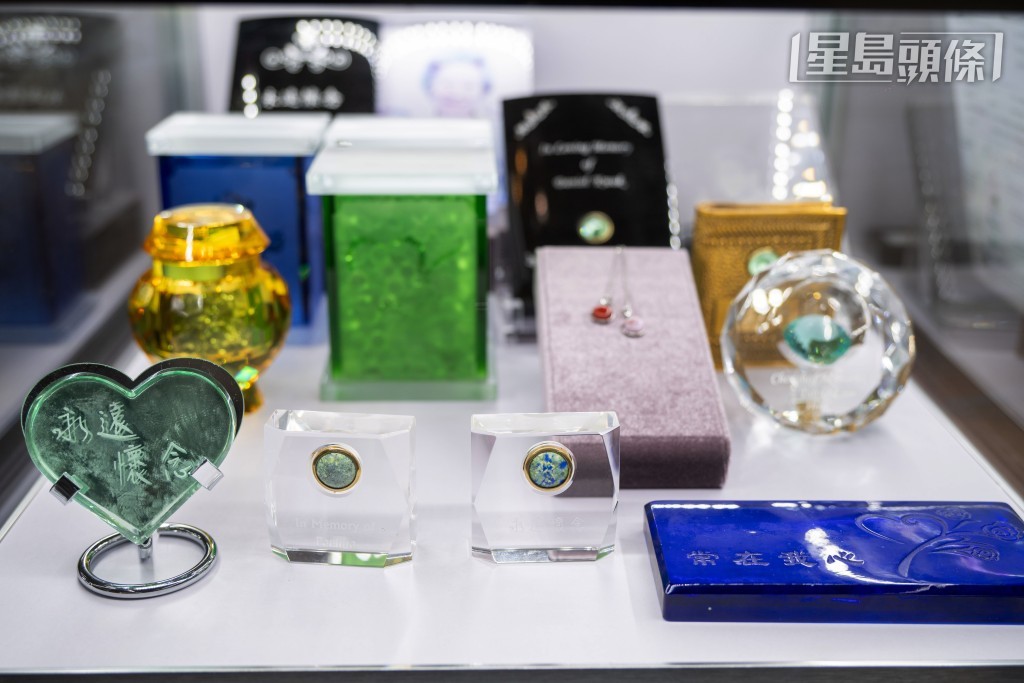 現時骨灰晶石的款式多樣，價錢由七千至上萬元不等，視乎材質與設計。